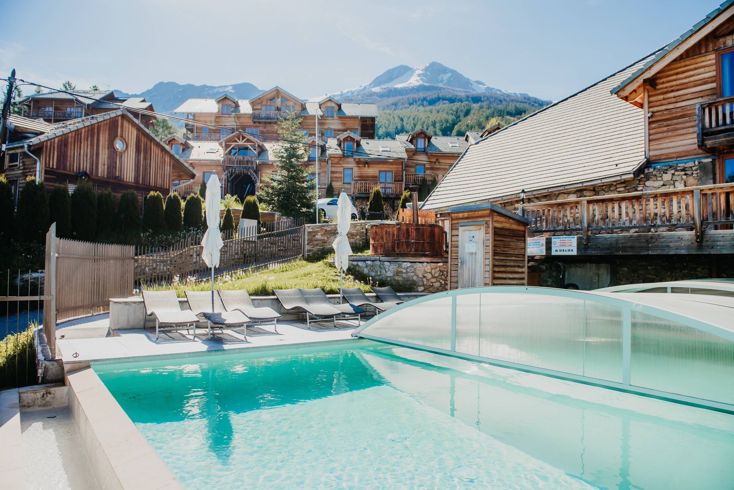 Piscine chauffée vue montagne aux Orres