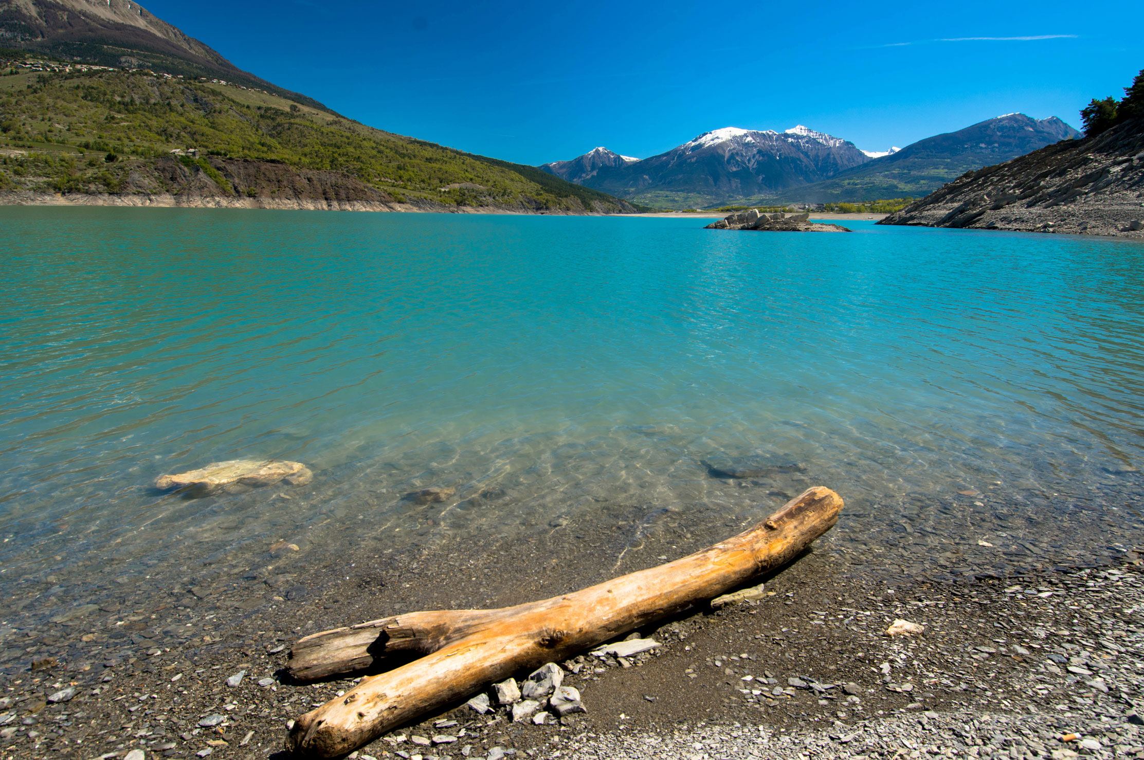 lac de serre poncon hautes alpes